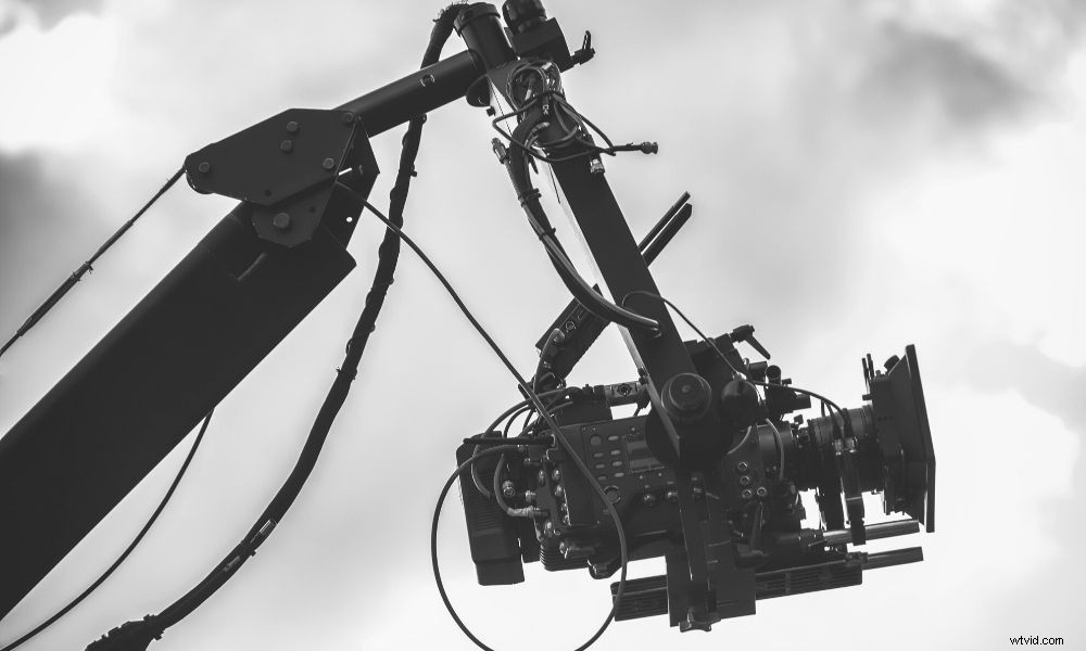 Top 3 Reasons Not to Skimp on Wireless HDMI/SDI Transmitters