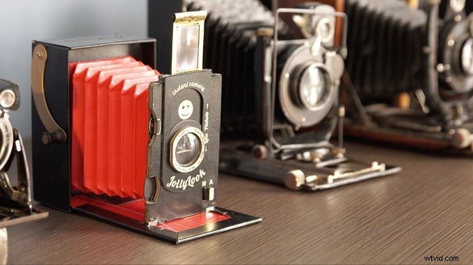 Jollylook: Vintage-Style Instant Film Camera Crafted from Eco-Friendly Paper and Cardboard