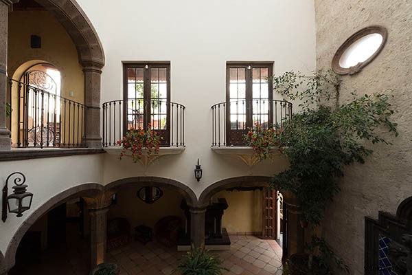 11 Essential DSLR & Mirrorless Camera Lenses for Every Photography Style