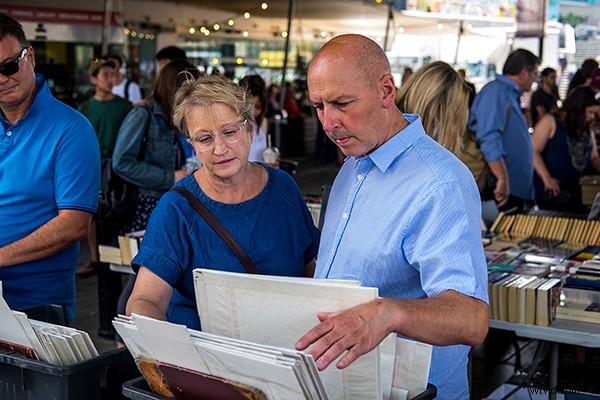 Master Street Photography: 10 Pro Tips for Stunning, Confident Shots