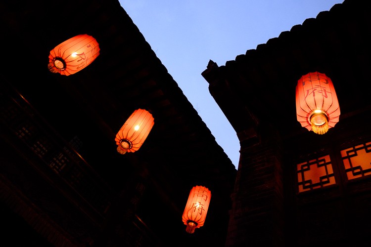 Master Moody Photography: Harness Light for Atmospheric, Emotional Images