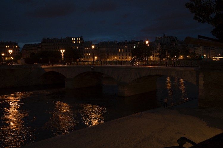 Capture Stunning Night Photography Without a Tripod: Pro Tips and Photoshop Fixes