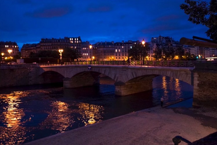 Capture Stunning Night Photography Without a Tripod: Pro Tips and Photoshop Fixes