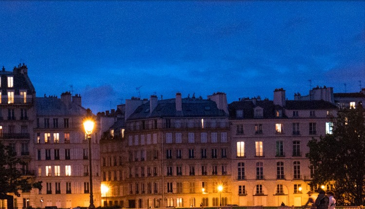 Capture Stunning Night Photography Without a Tripod: Pro Tips and Photoshop Fixes