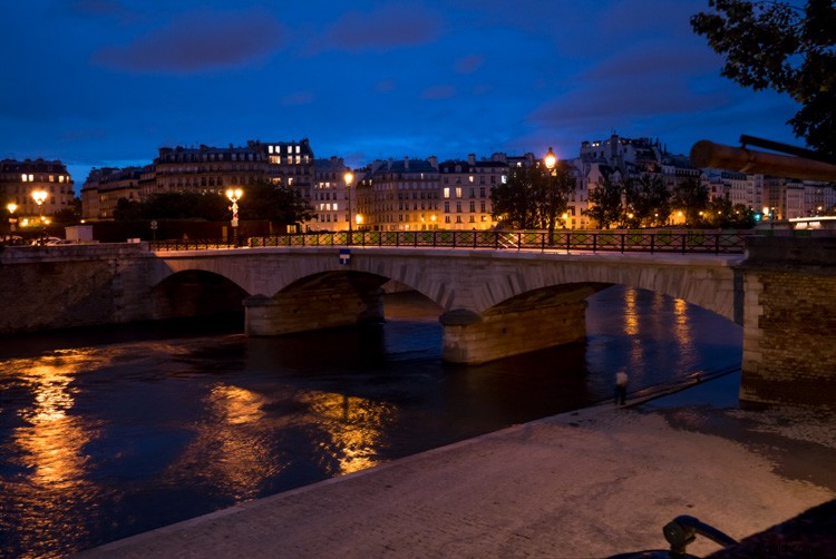 Capture Stunning Night Photography Without a Tripod: Pro Tips and Photoshop Fixes