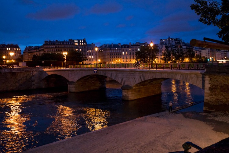 Capture Stunning Night Photography Without a Tripod: Pro Tips and Photoshop Fixes