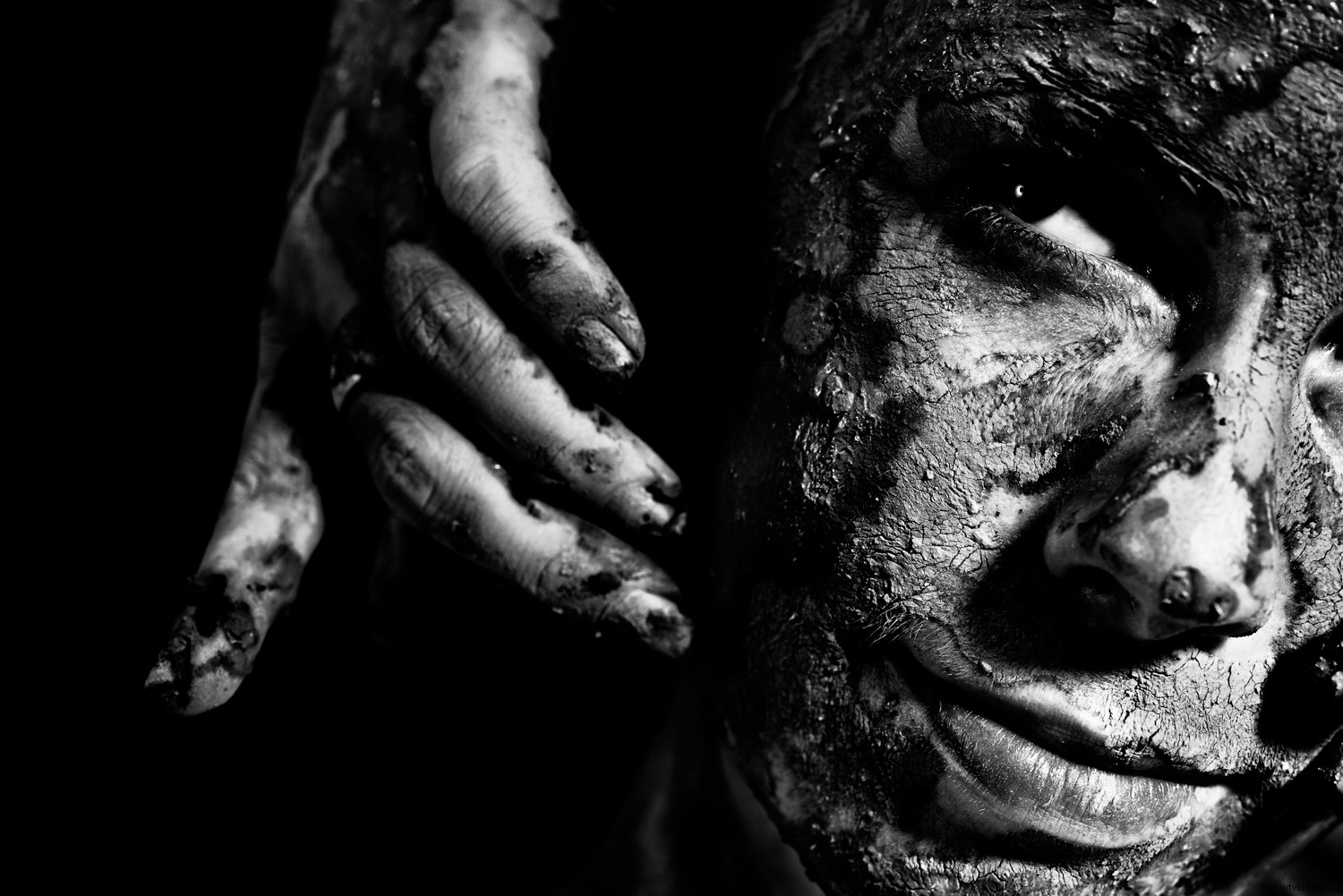 Mastering Low-Key Black and White Photography: Dramatic Shadows and Moody Atmospheres