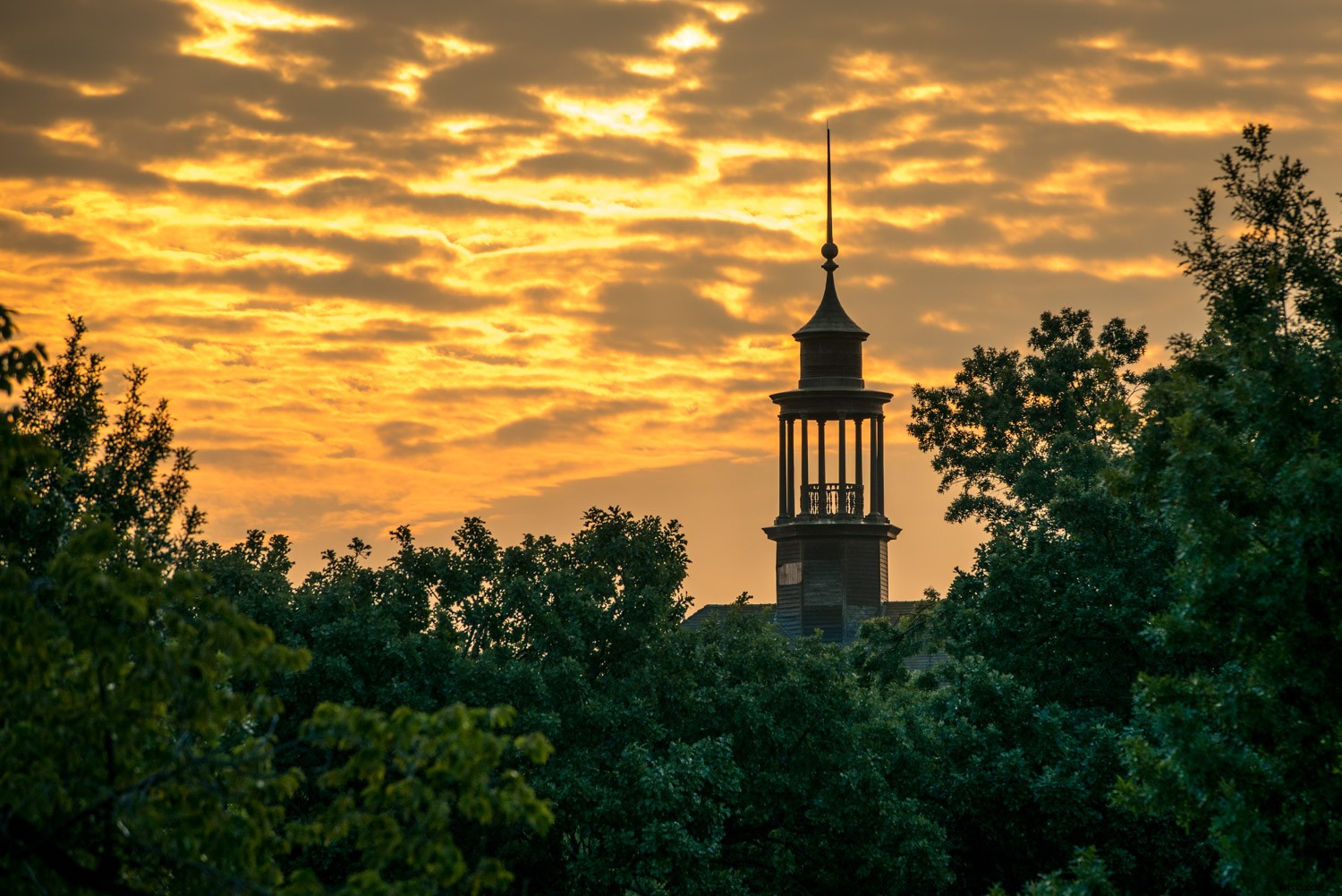 Capture Stunning Sunrise Photos: Pro Tips for Zoom Lens Mastery