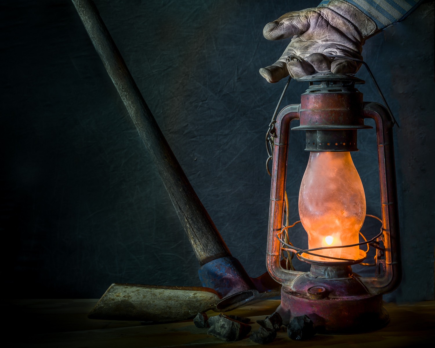 Master 2 Essential Techniques for Dramatic Light-Painted Photos