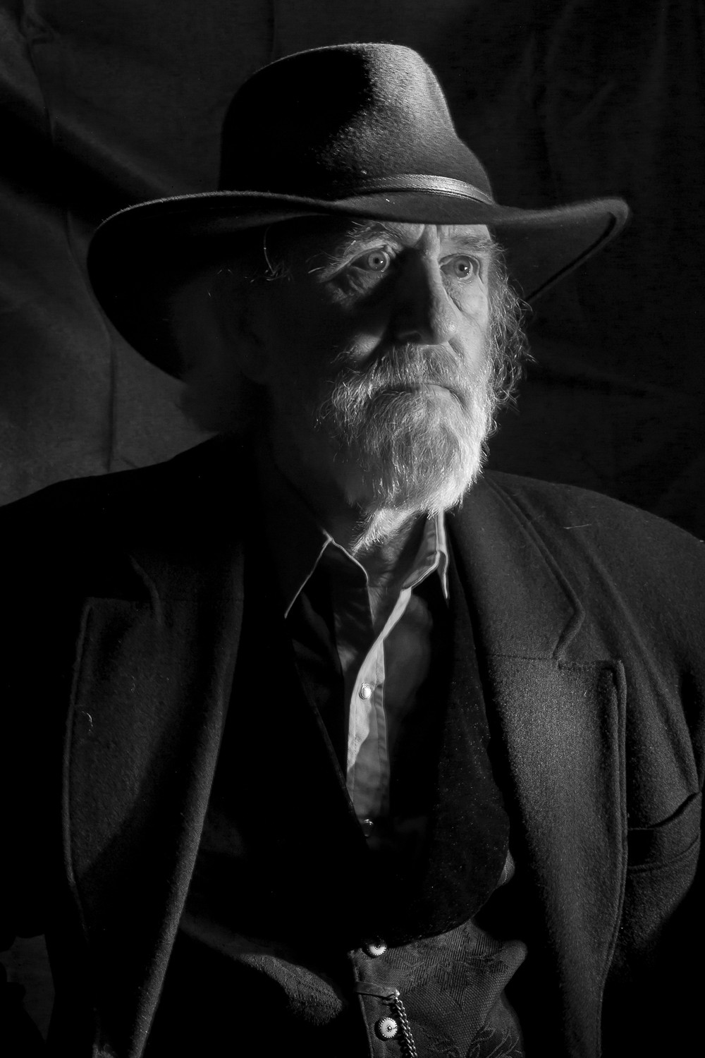 Master 2 Essential Techniques for Dramatic Light-Painted Photos