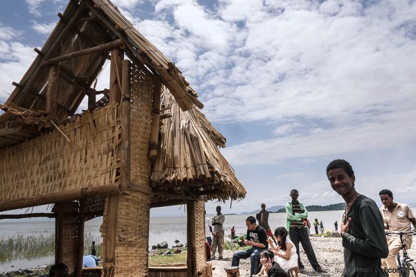 Master Wide-Angle Lenses for Captivating People Photography: Pro Tips