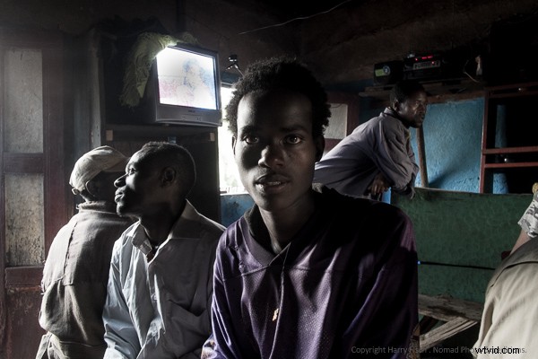 Master Wide-Angle Lenses for Captivating People Photography: Pro Tips