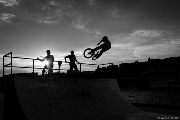 7 Expert Steps to Capture Stunning Silhouettes in Street Photography