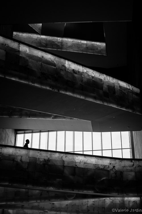 7 Expert Steps to Capture Stunning Silhouettes in Street Photography