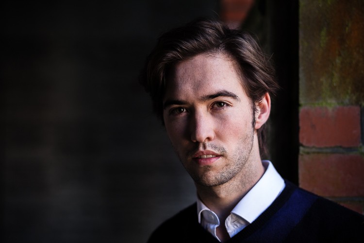 Expert Guide: How to Discover Stunning Backgrounds for Outdoor Portraits