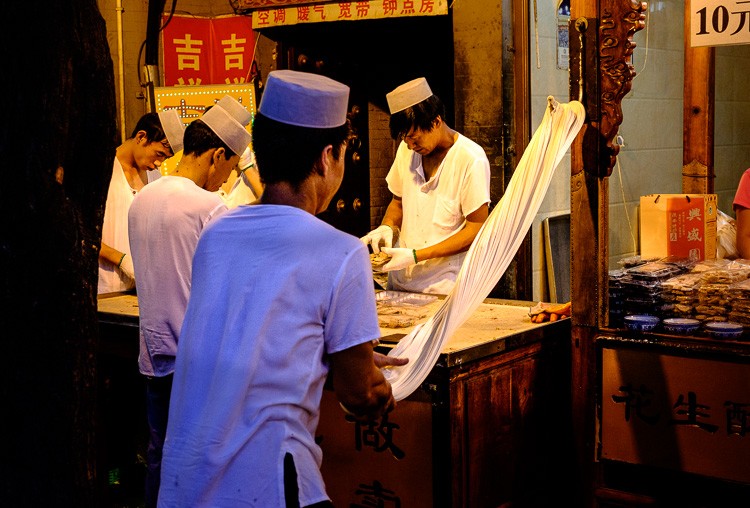 Black & White vs. Color: Pros and Cons for Street and Travel Photography