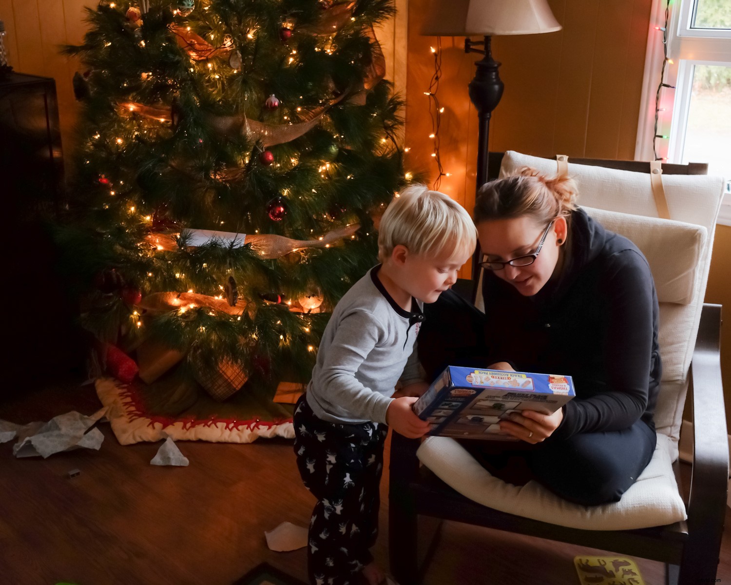 5 Expert Lighting Tips for Stunning Christmas Tree Family Portraits This Holiday Season
