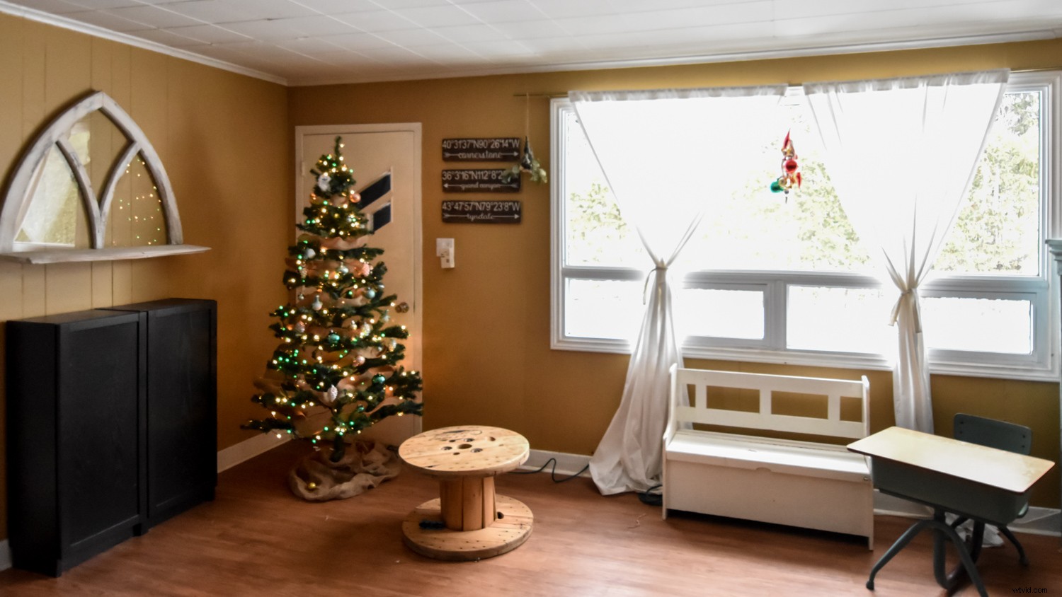 5 Expert Lighting Tips for Stunning Christmas Tree Family Portraits This Holiday Season