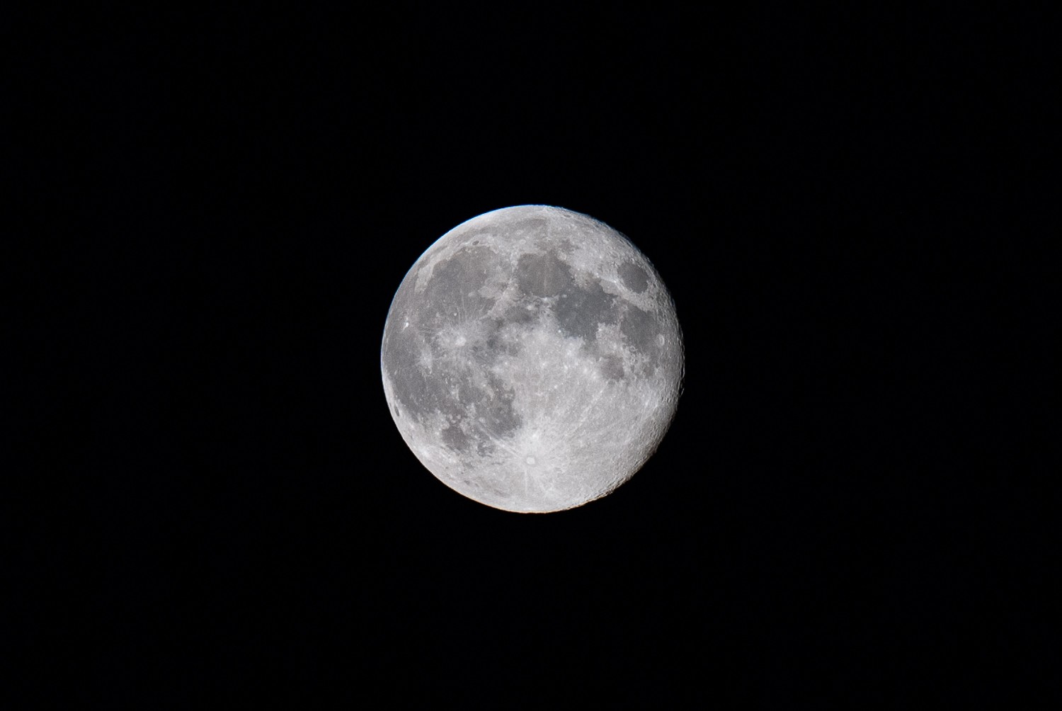 8 Expert Tips for Stunning Moon Photography: Perfect Camera Settings