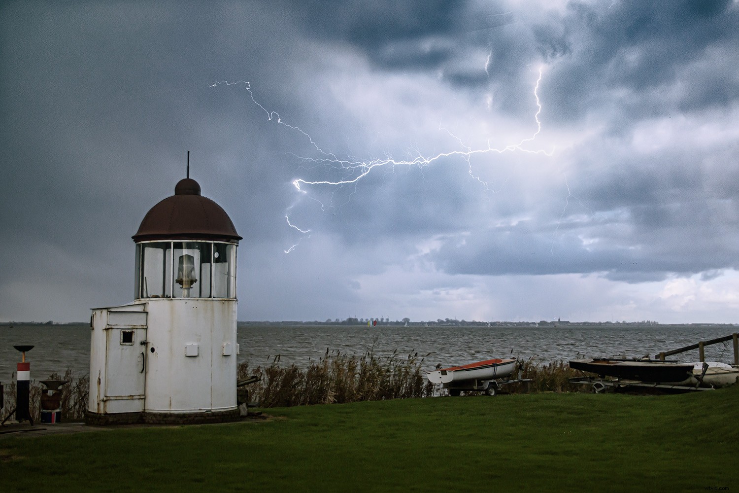 How to Add Realistic Lightning Bolts to Stormy Photos in Photoshop