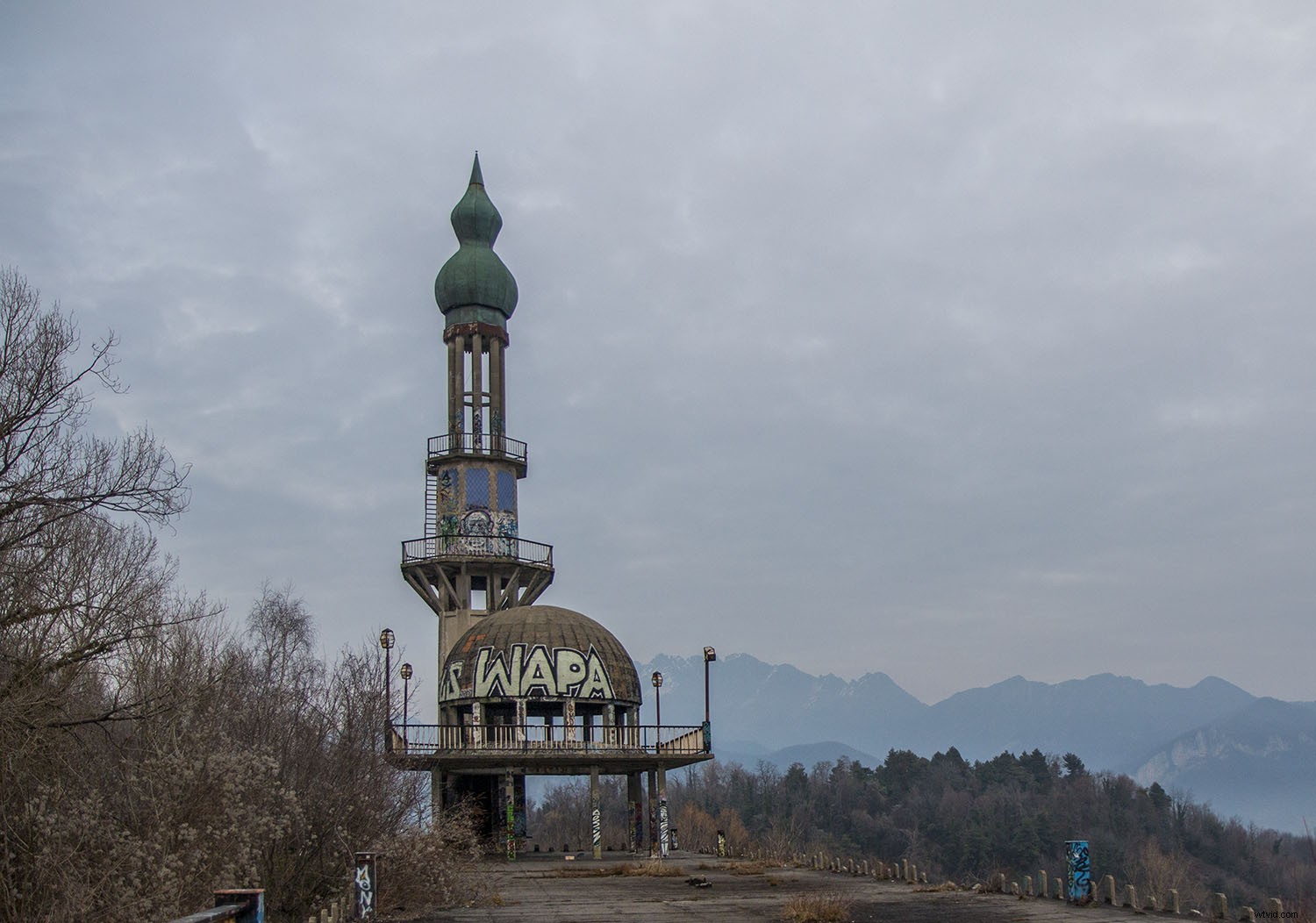 How to Add Realistic Lightning Bolts to Stormy Photos in Photoshop