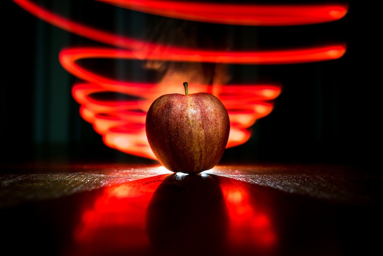 Master Light Painting: Stunning Effects with Fruit and Your Smartphone
