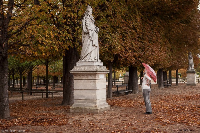 Street Photography: Color vs. Black & White – Which to Choose?