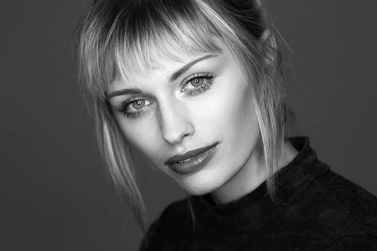 Expert Review: Interfit INT812 Fluorescent Ring Light for Flawless Portraits