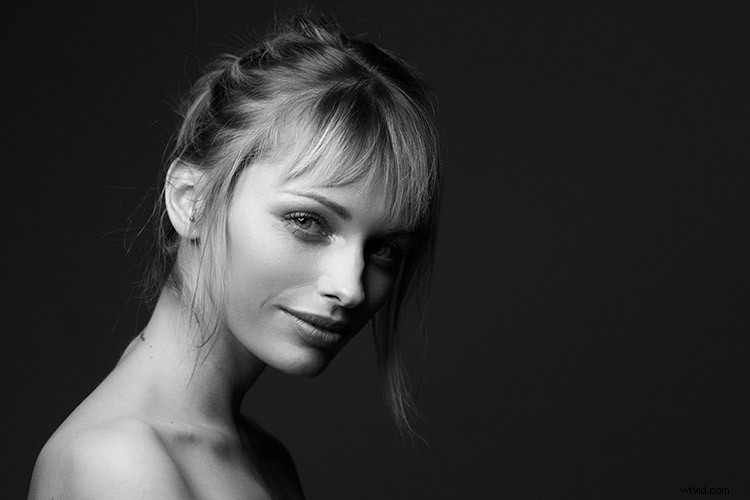 Expert Review: Interfit INT812 Fluorescent Ring Light for Flawless Portraits