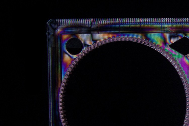 Create Vibrant, Colorful Photos of Everyday Plastic Objects with a Polarizing Filter