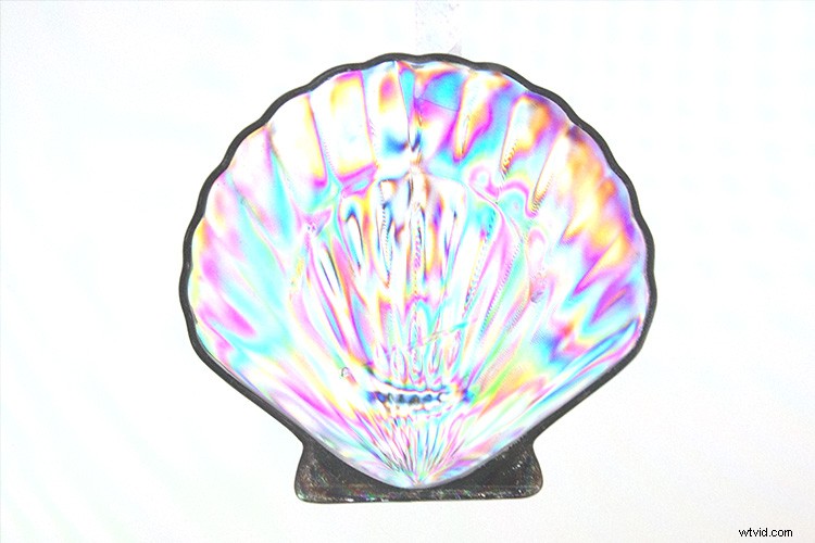 Create Vibrant, Colorful Photos of Everyday Plastic Objects with a Polarizing Filter