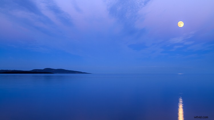 3 Expert Techniques for Capturing Stunning Moon in Landscape Photography