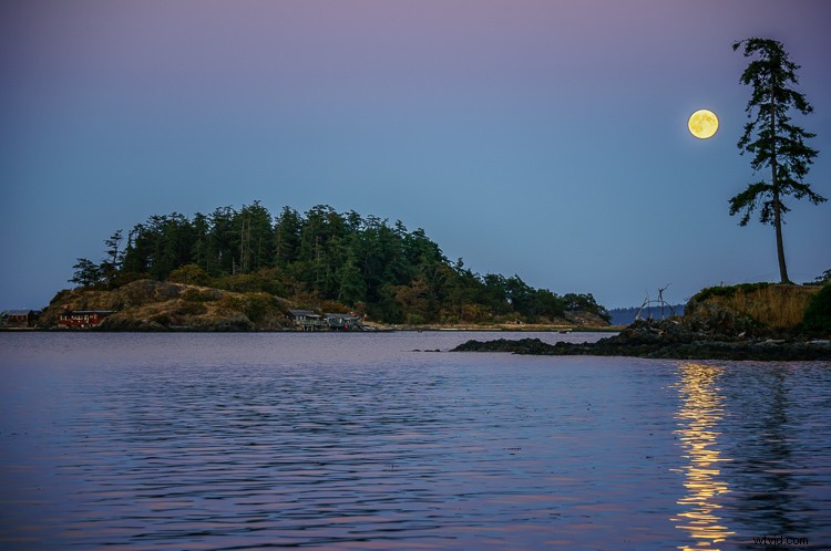 3 Expert Techniques for Capturing Stunning Moon in Landscape Photography