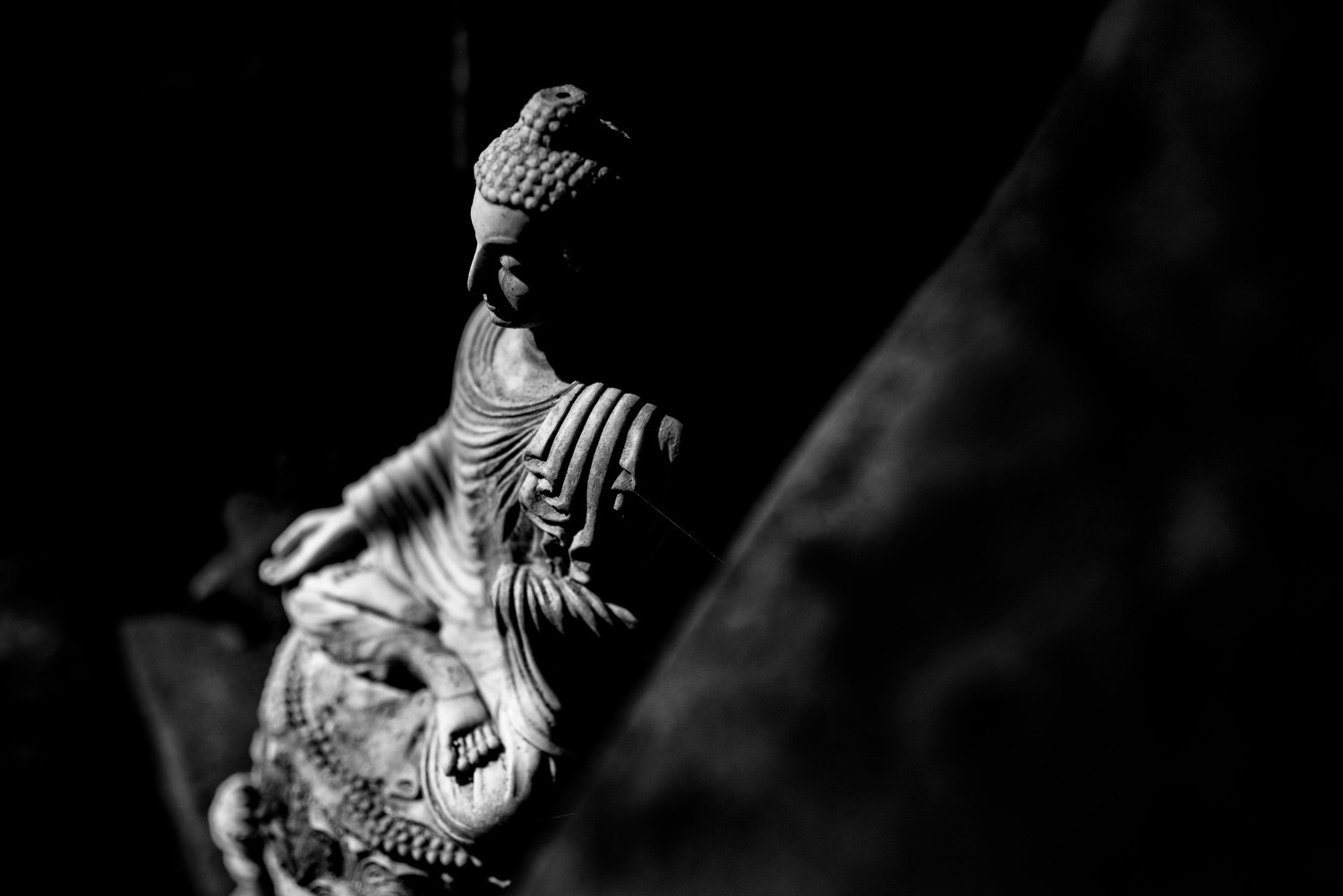 Mastering Low Key Black & White Photography: Dramatic Lighting Techniques