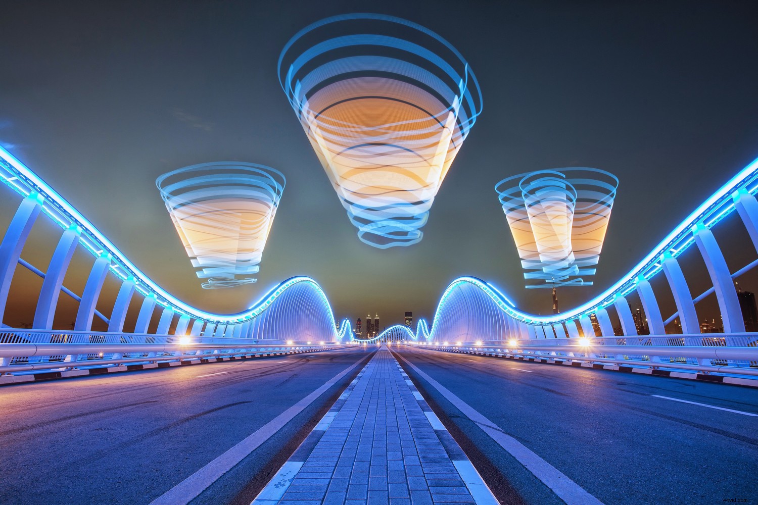 Kinetic Light Painting vs. Traditional Light Painting: Key Differences & Techniques