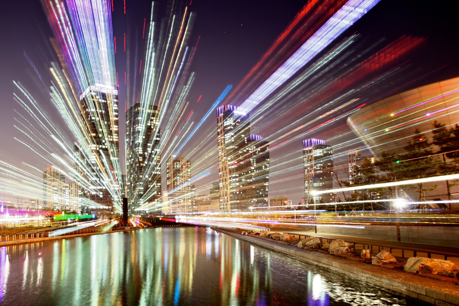 Kinetic Light Painting vs. Traditional Light Painting: Key Differences & Techniques