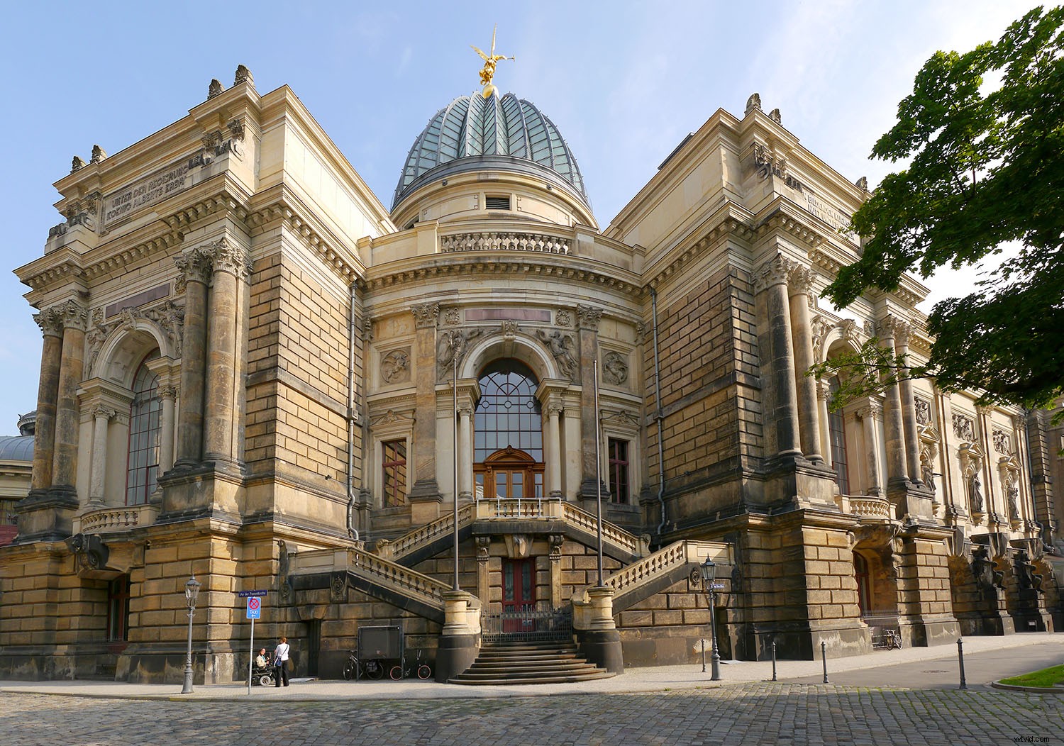 Capture Architecture as Sculpture: Expert Photography Guide