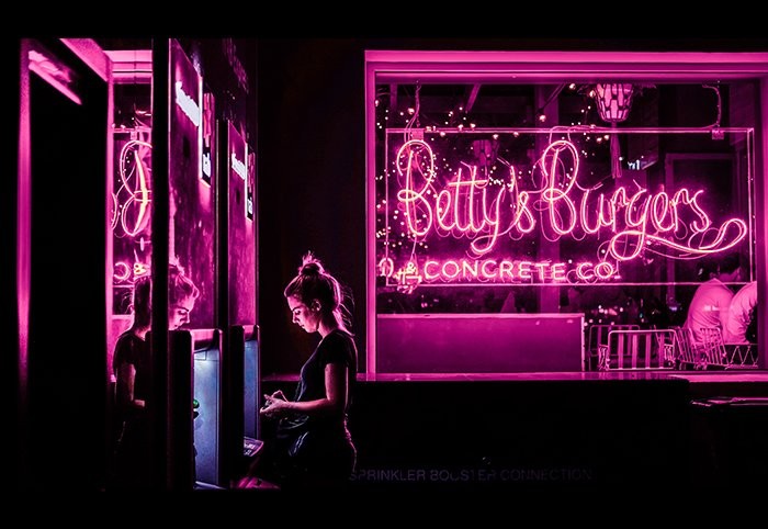 10 Expert Tips for Capturing Stunning Neon Sign Photos at Night