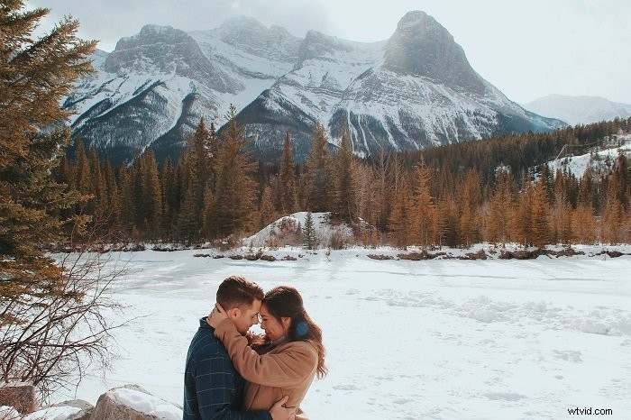 32 Romantic and Fun Christmas Couple Photoshoot Ideas to Capture Holiday Magic