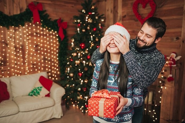 32 Romantic and Fun Christmas Couple Photoshoot Ideas to Capture Holiday Magic