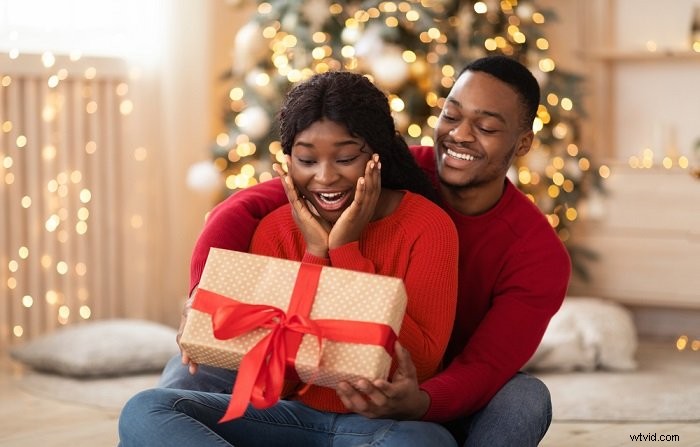 32 Romantic and Fun Christmas Couple Photoshoot Ideas to Capture Holiday Magic