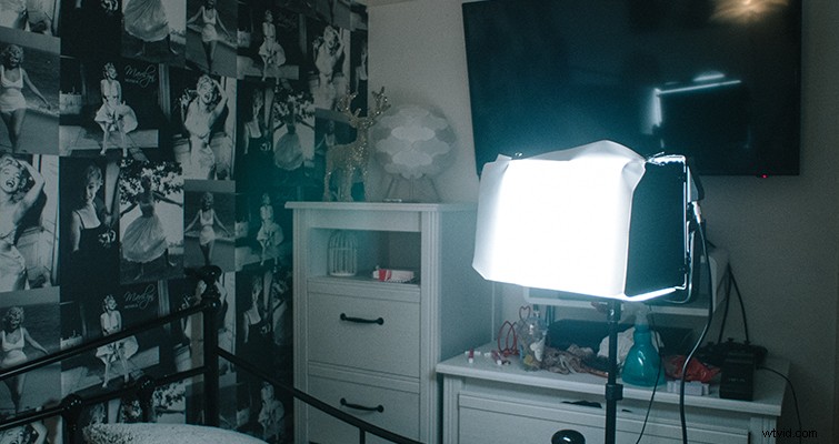 Master Screen Light Simulation: TV, Computer & Phone Flicker Techniques for Your Shoots