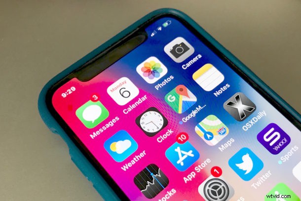 How to Hide iPhone X Notch with a Simple Wallpaper Trick