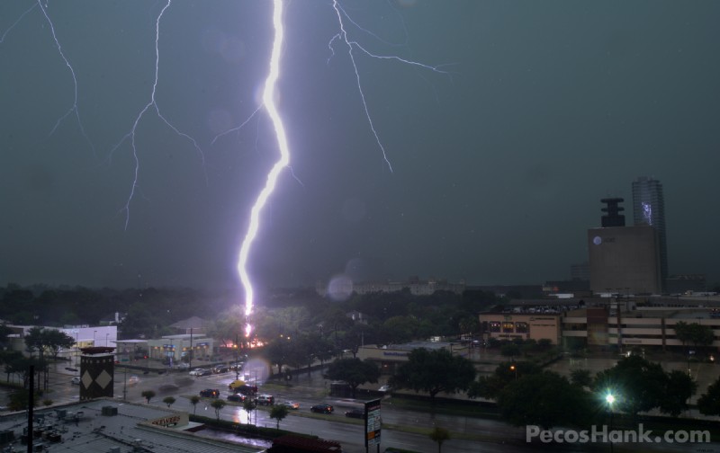 Breathtaking Close-Up Photo of a Lightning Strike in Texas