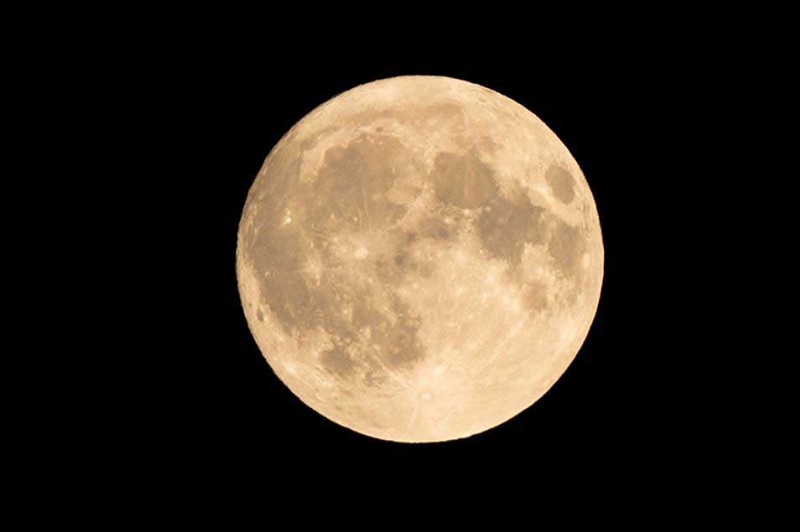 Expert Guide: How to Capture Stunning Supermoon Photos Like a Pro