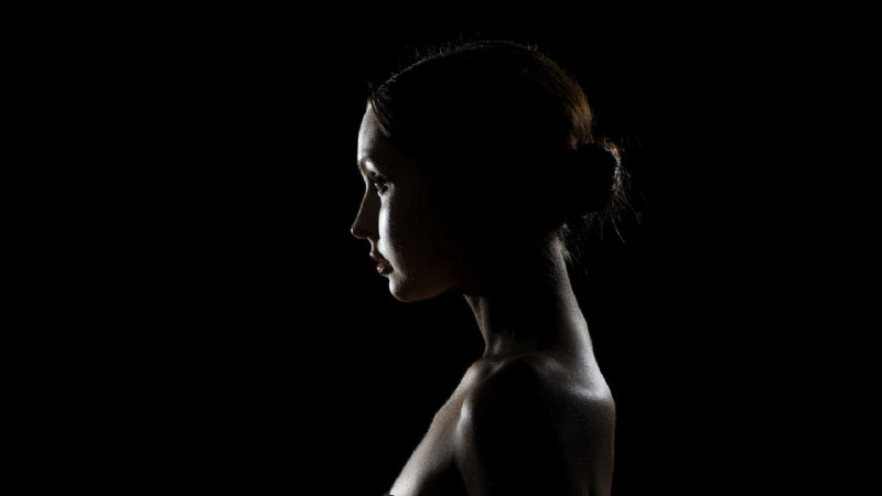 Master Rim Lighting: Pro Techniques for Dramatic Portraits & Product Shots