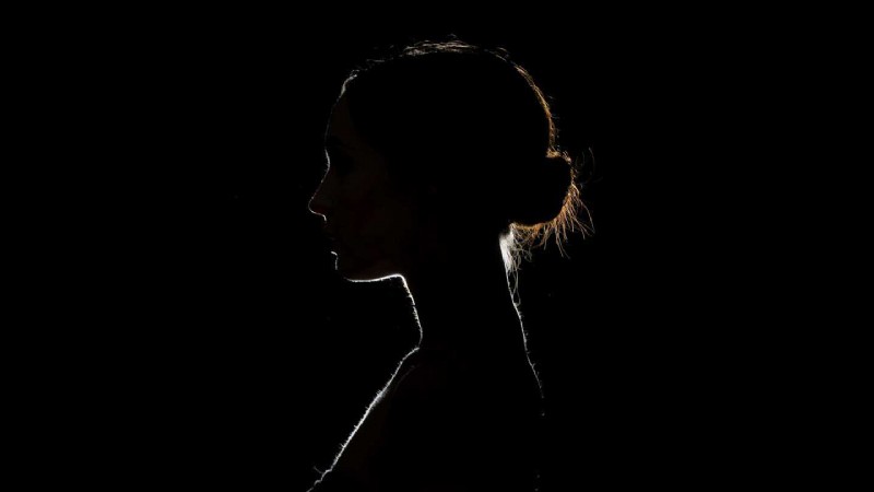 Master Rim Lighting: Pro Techniques for Dramatic Portraits & Product Shots