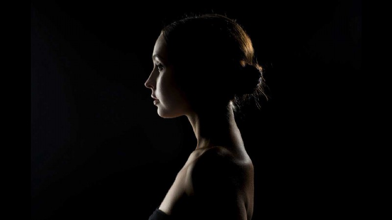Master Rim Lighting: Pro Techniques for Dramatic Portraits & Product Shots