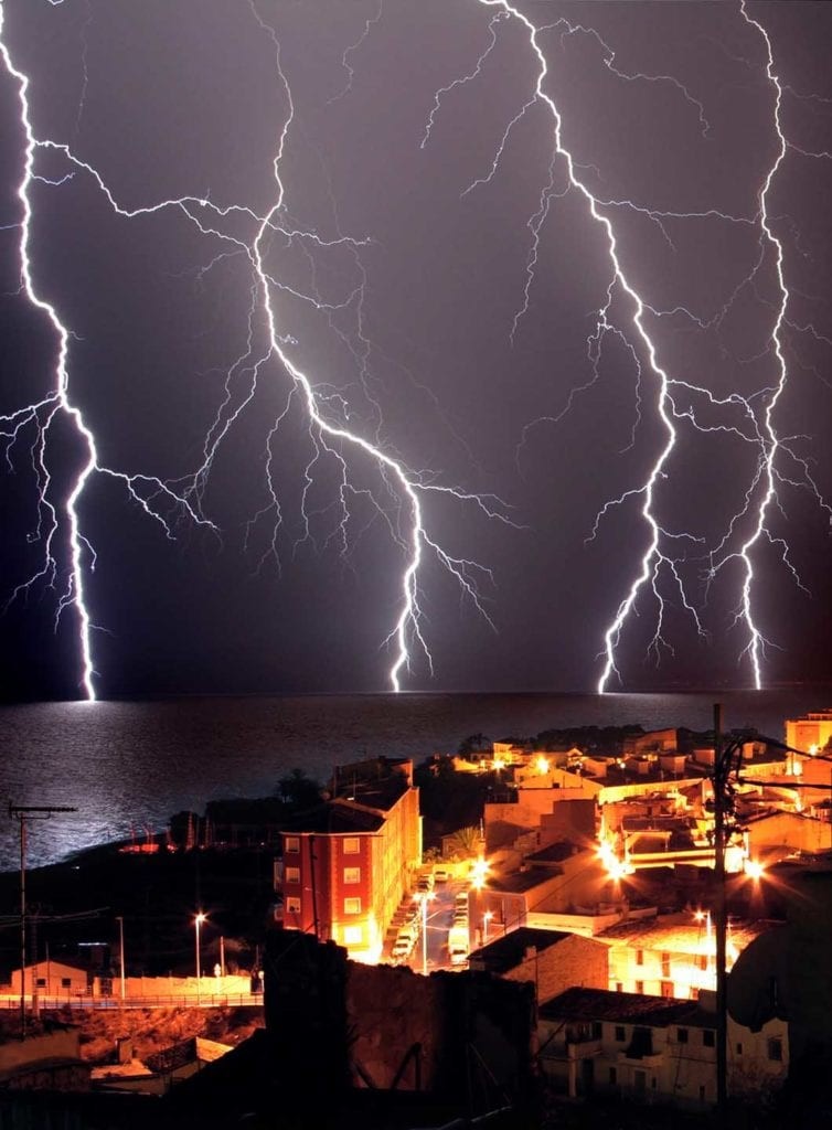 How to Safely Capture Stunning Lightning Photos: Expert Guide