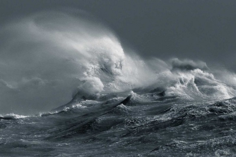 How to Capture Stunning Crashing Waves: Expert Photography Guide
